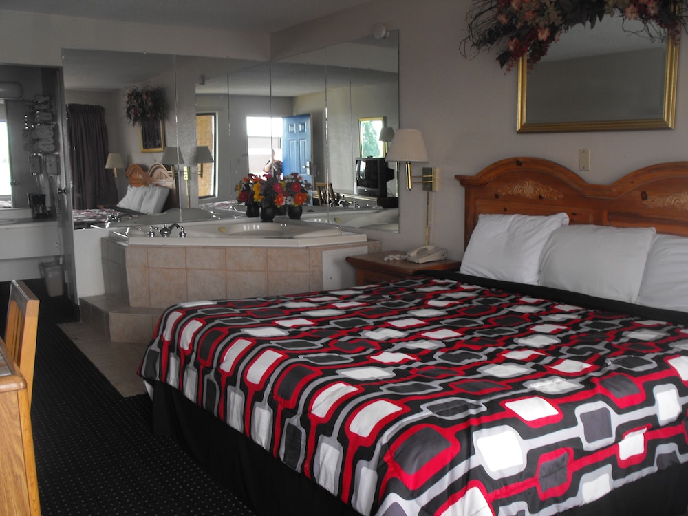 Room, 1 King Bed, Non Smoking, Hot Tub - Photo 1