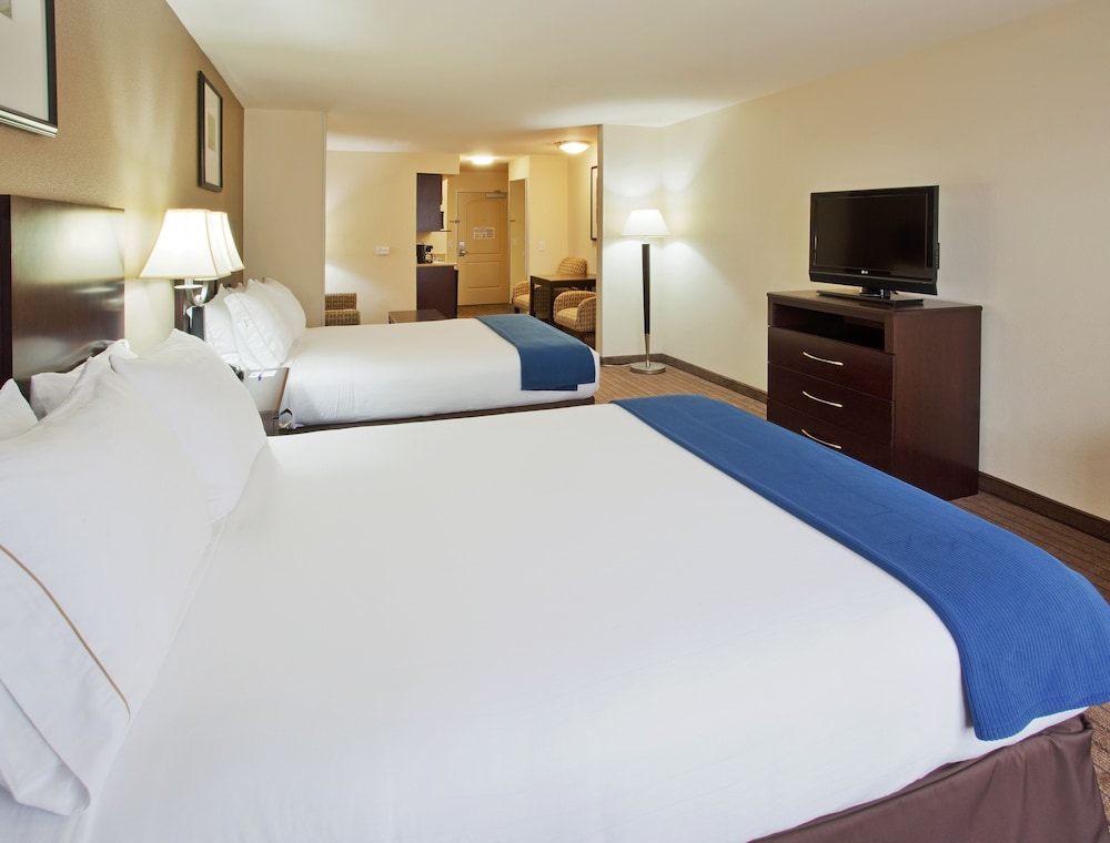 Suite, Multiple Beds - Photo 2