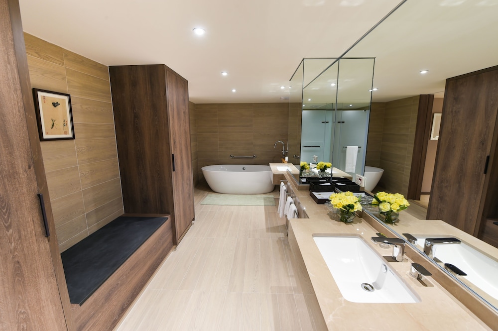 Deluxe Family Suite (No windows) photo 2