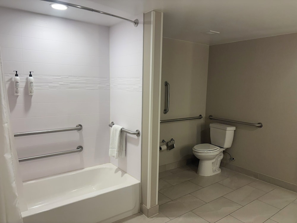 Room, 2 Queen Beds (Mobility/Hearing Accessible, Tub) - Photo 3