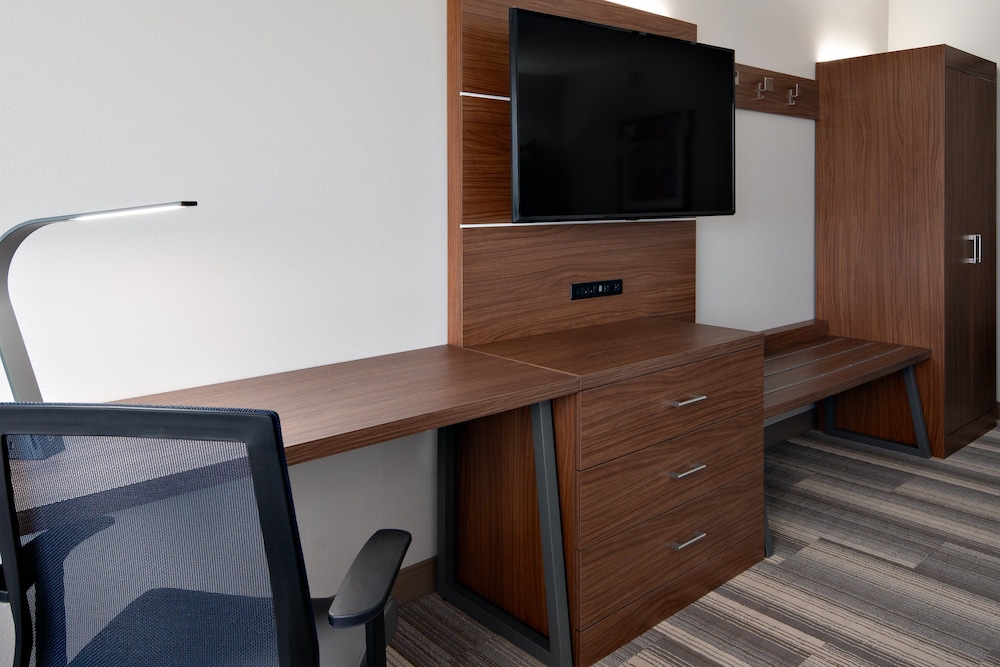 Holiday Inn Express & Suites - Elkhorn - Lake Geneva Area by IHG