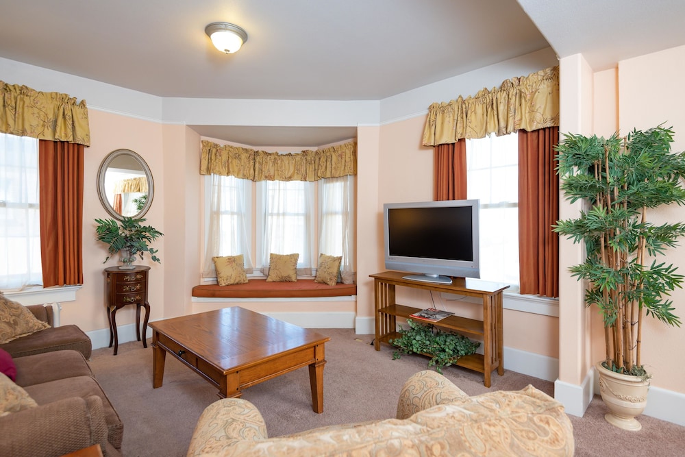 Deluxe Suite, 1 Queen Bed with Sofa bed photo 1