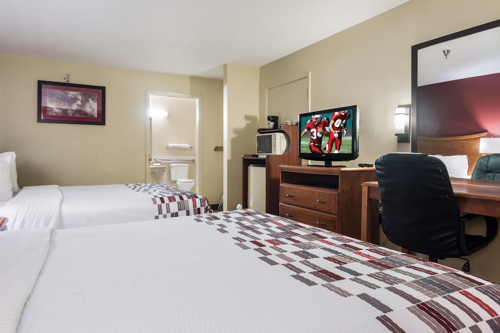 Deluxe Room, 2 Queen Beds, Smoking - Photo 3