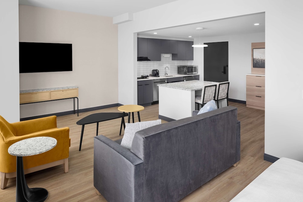 Room, 1 King Bed, Accessible (Mobility & Hearing, Roll-In Shower) - Photo 4