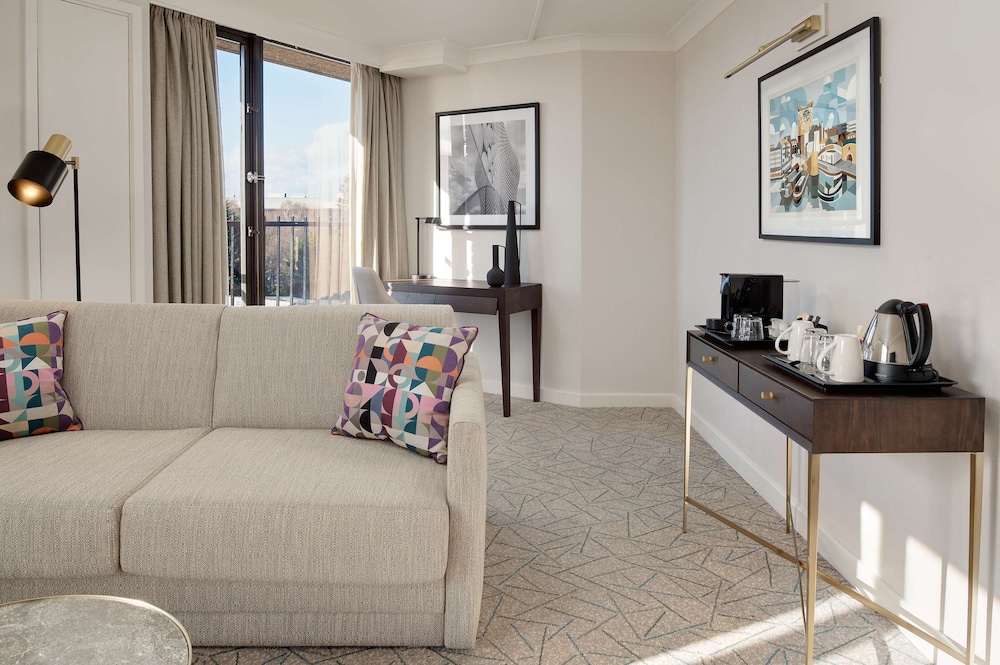 Junior Suite, 1 King Bed, Business Lounge Access