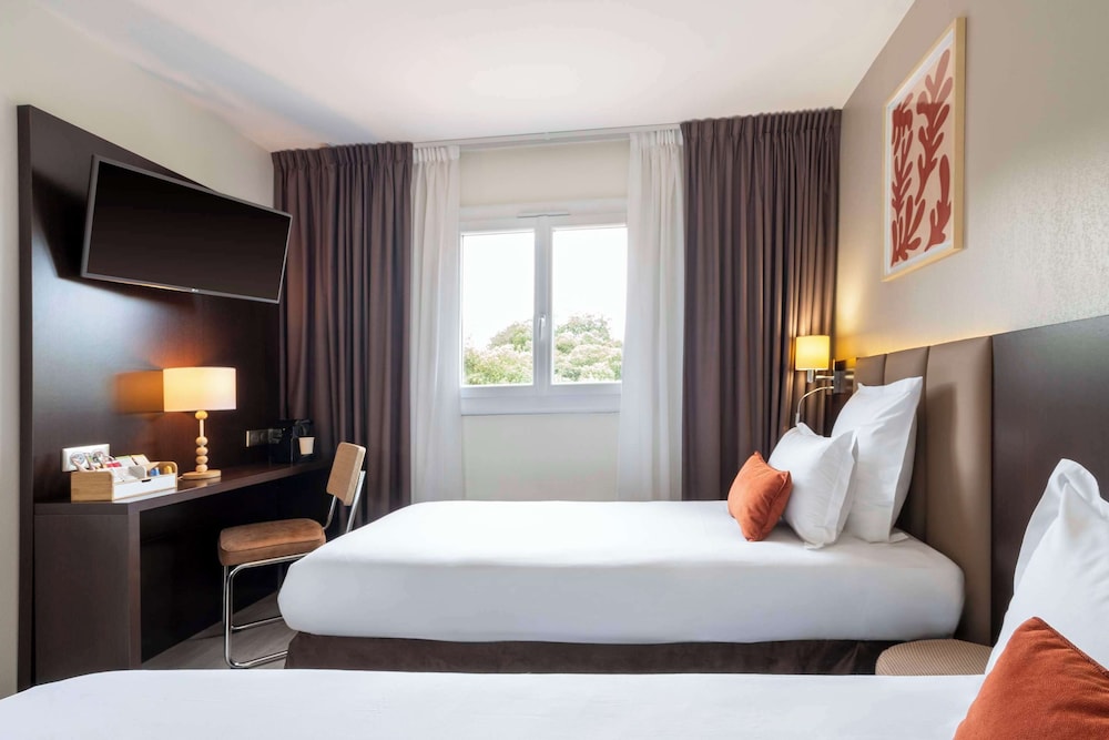 Executive Room, 2 Twin Beds, Non Smoking, Pool View