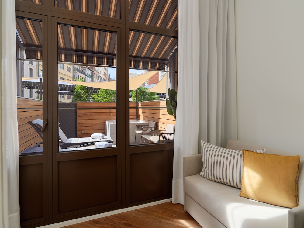 Grand Deluxe Terrace jacuzzi 2 adults thumbnail 6