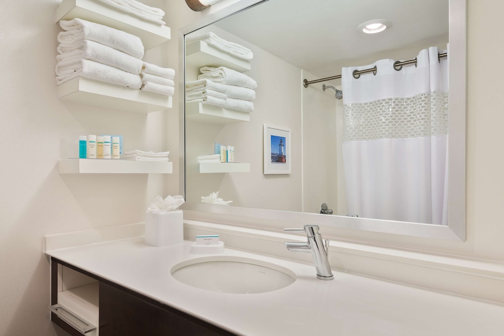 Room, Accessible, Non Smoking (1 Full Bed Hearing Acc/Roll in Shower) - Photo 5