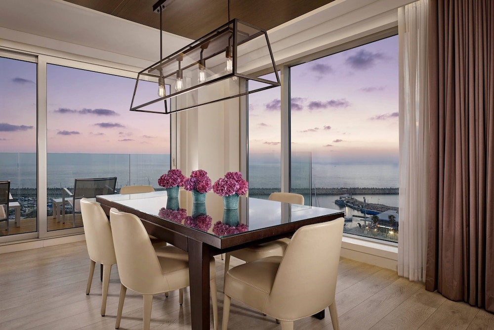 One Bedroom Suite, 1 King Bed, Sea View thumbnail 5