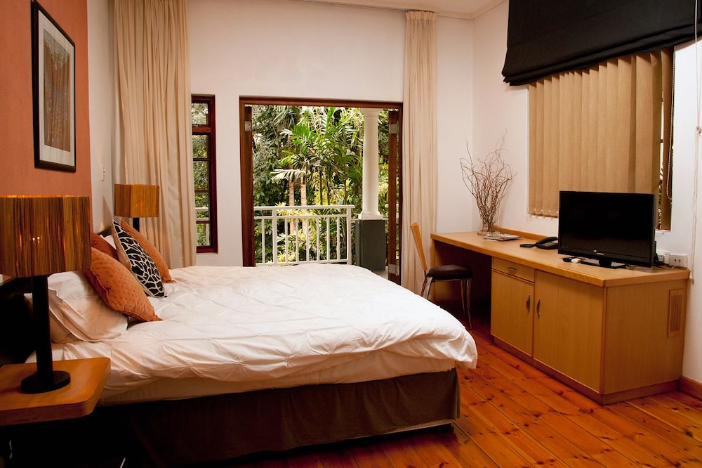 Executive Suite, 1 King Bed, Pool View photo 2
