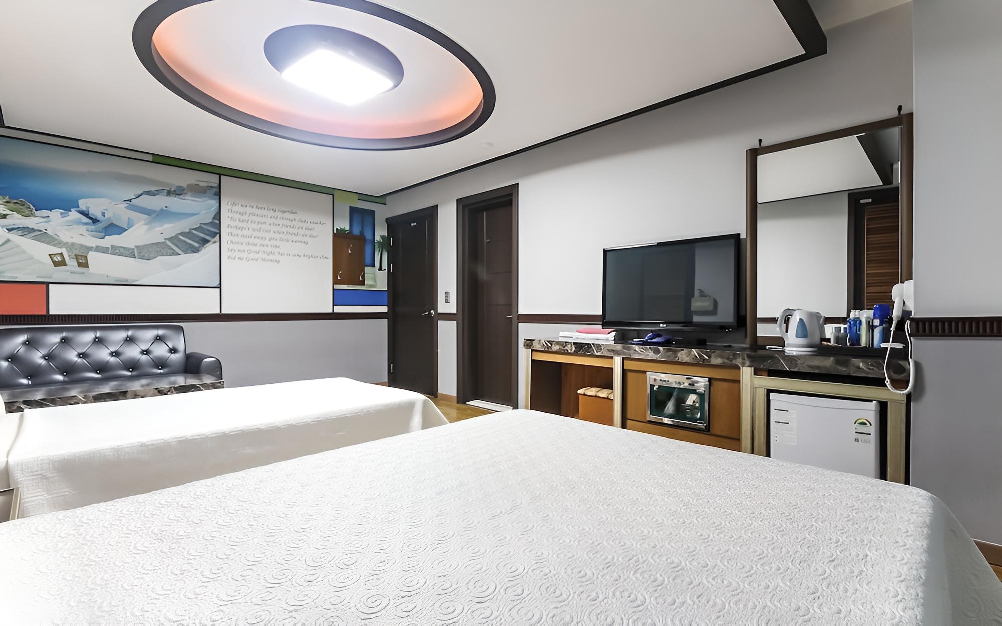 Room (Twin)