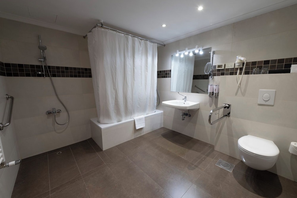 Classic Room, 1 King Bed, Accessible - Photo 3