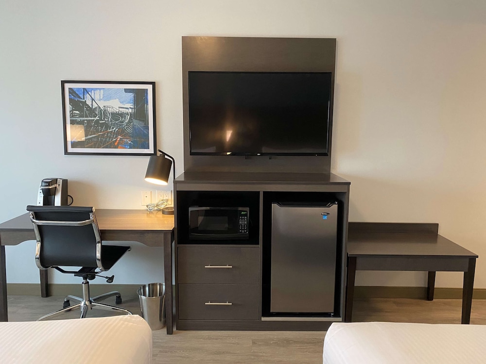 Standard Room, 2 Queen Beds, Non Smoking, Refrigerator & Microwave (Shower Only) photo 2