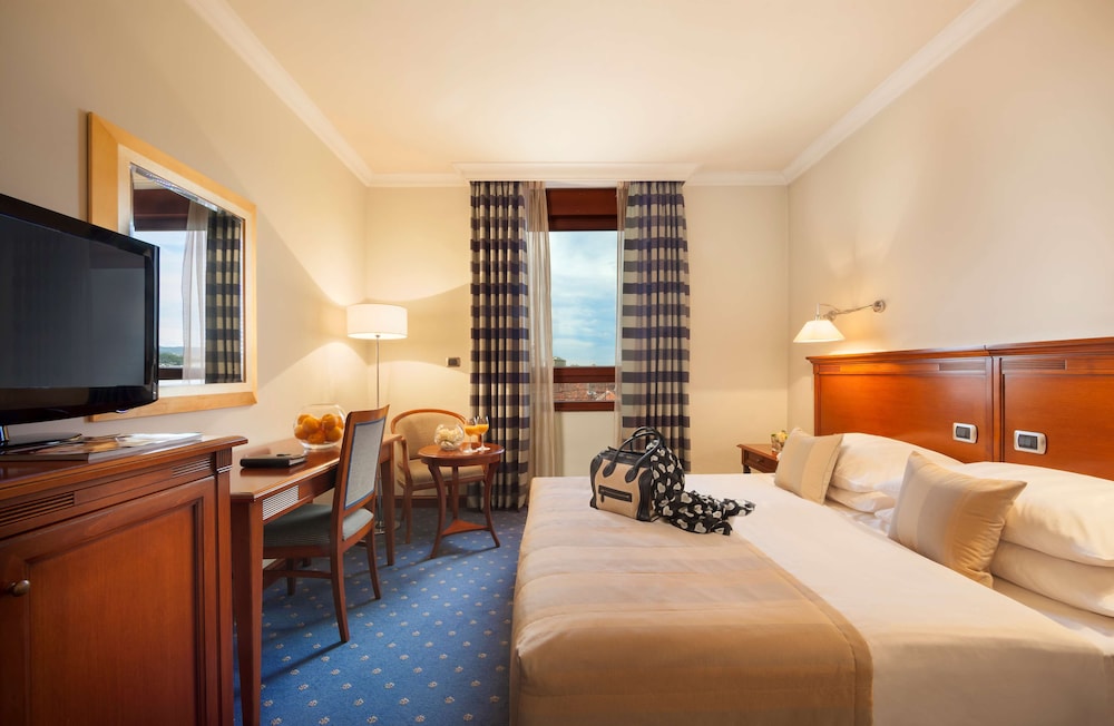 Deluxe Room, 1 King Bed - Photo 3
