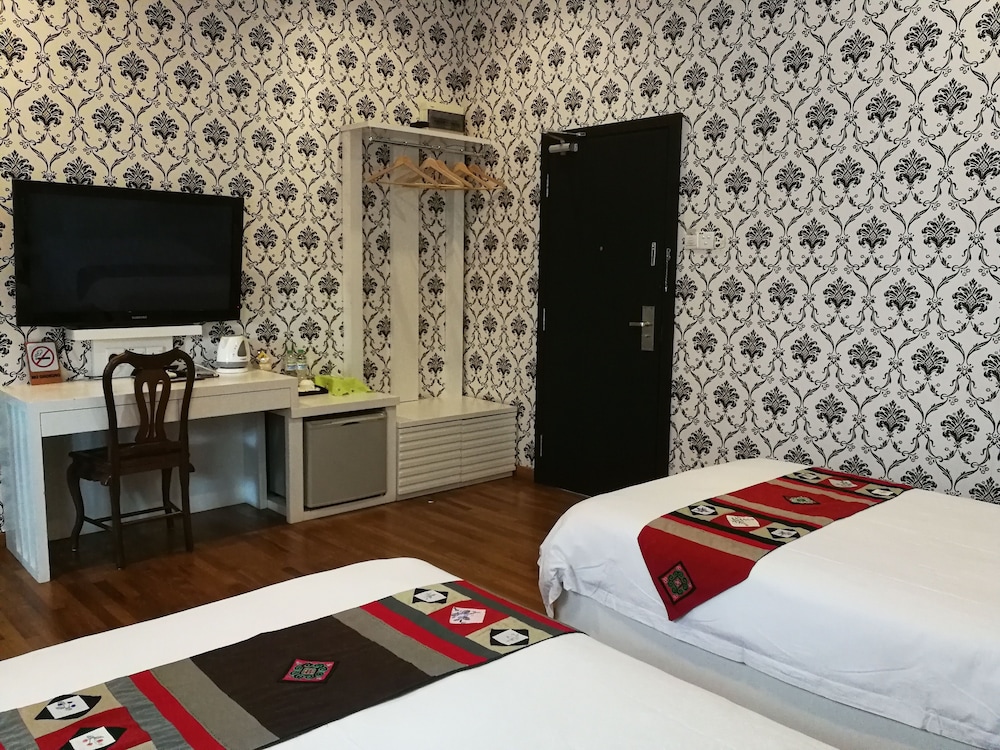 Premier Room, 1 King Bed, Non Smoking, Bathtub photo 2