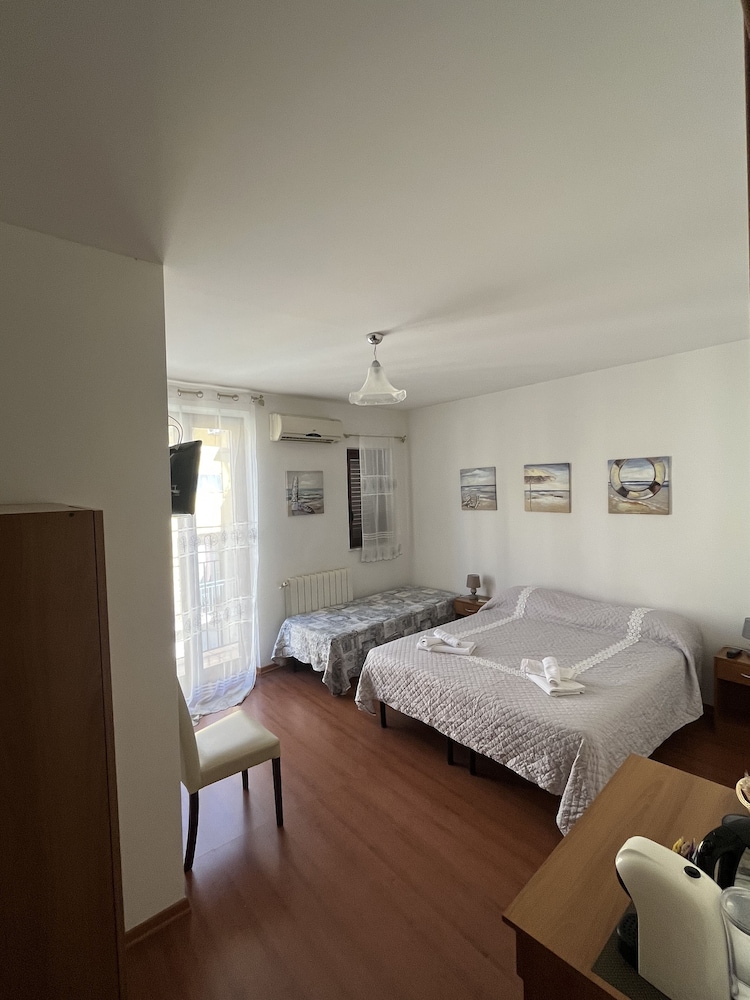 Chambre, vue ville