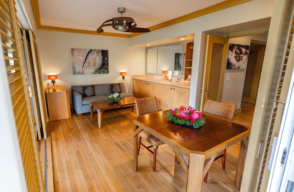 Suite, 1 King Bed, Garden View