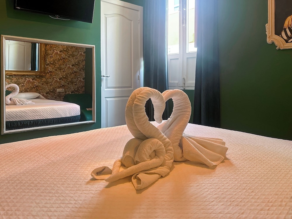 Deluxe Double Room - Photo 10