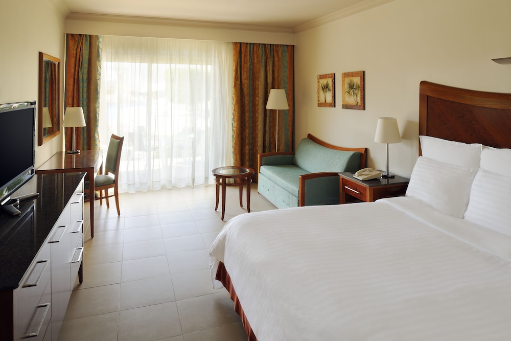 Standard Room, 1 King Bed, Pool View, Mountainside - Photo 3