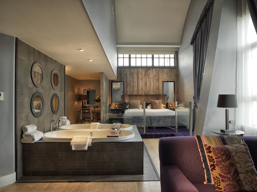 Signature Suite - Photo 2