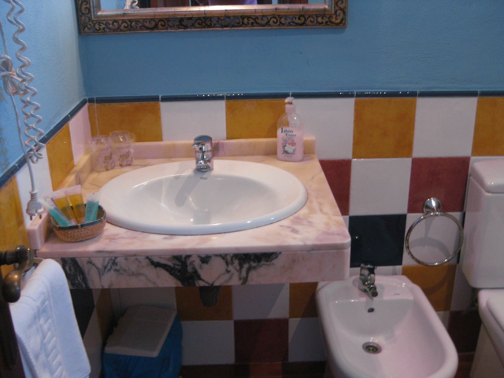 Standard Twin Room, 2 Twin Beds, Ensuite photo 2