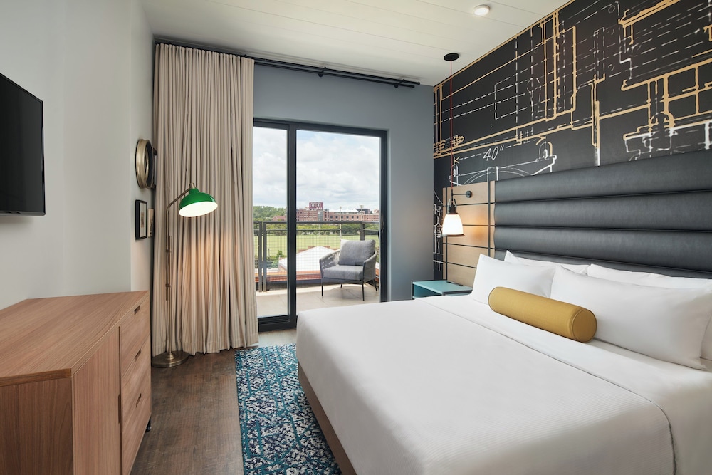 Suite, 1 King Bed, Accessible, Balcony (Communications) - Photo 3