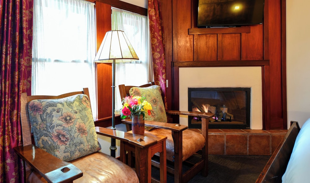 07 Deluxe king spa with fireplace photo 3