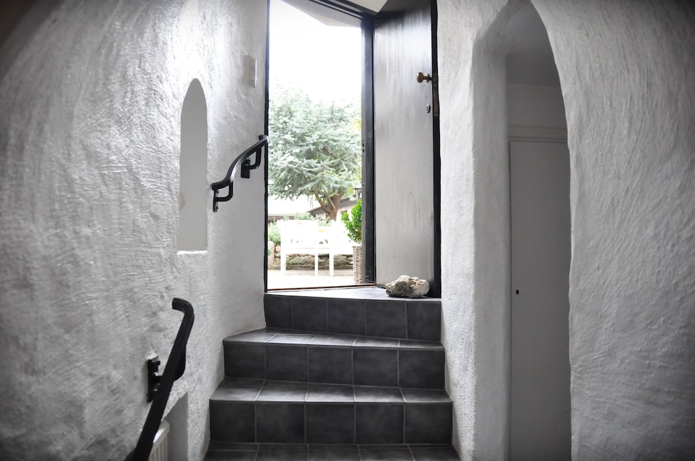 Family Room, No Windows, Ground Floor photo 2
