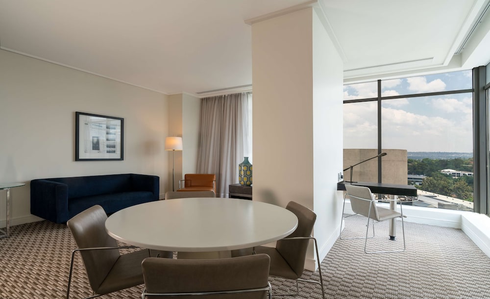 Suite, Club Lounge Access, City View (Balcony) photo 3