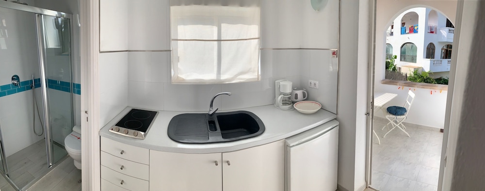 Basic Studio, 2 Twin Beds, Non Smoking, Kitchen photo 3