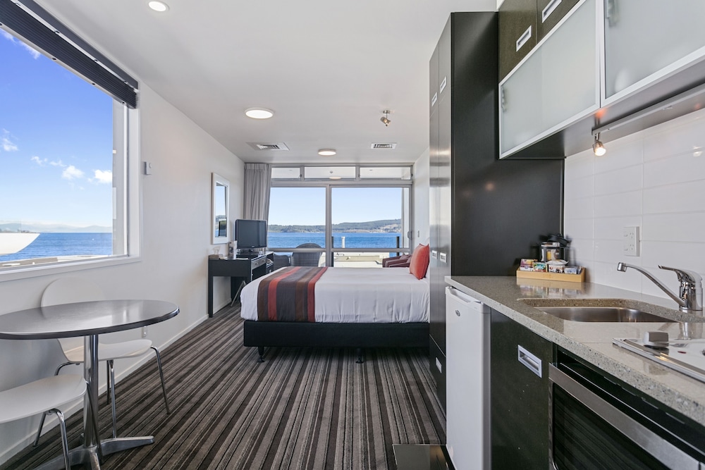 Studio, 1 Queen Bed, Lake View