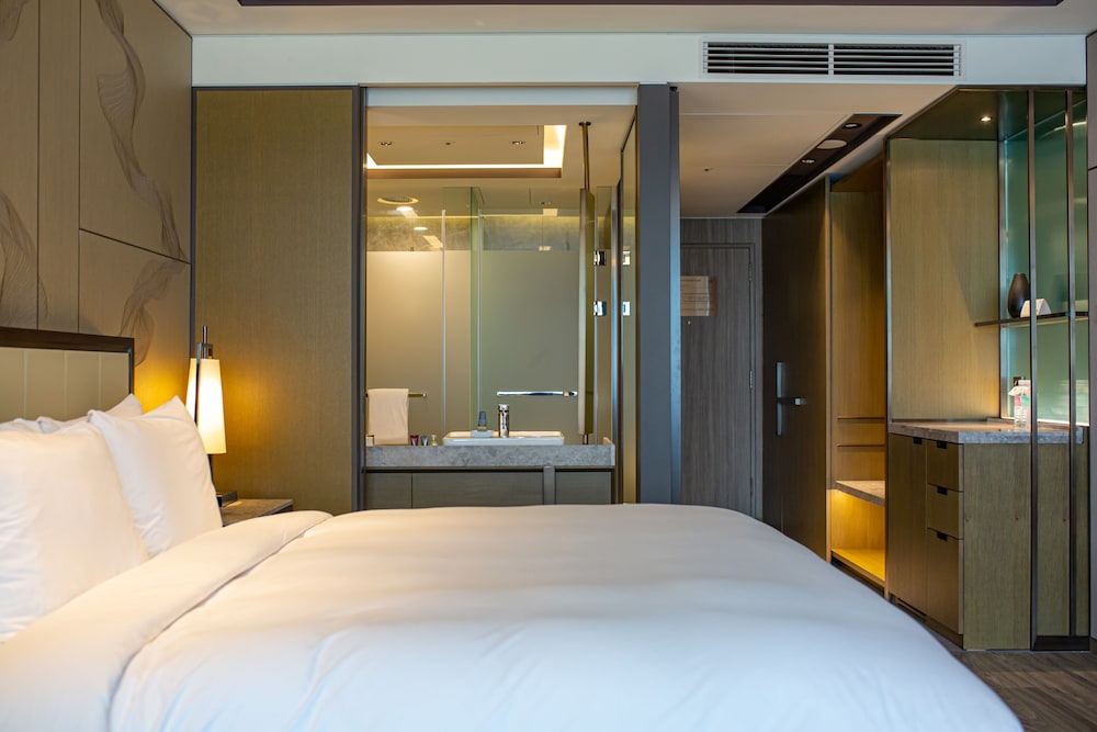 Club Room, 1 King Bed - Photo 7