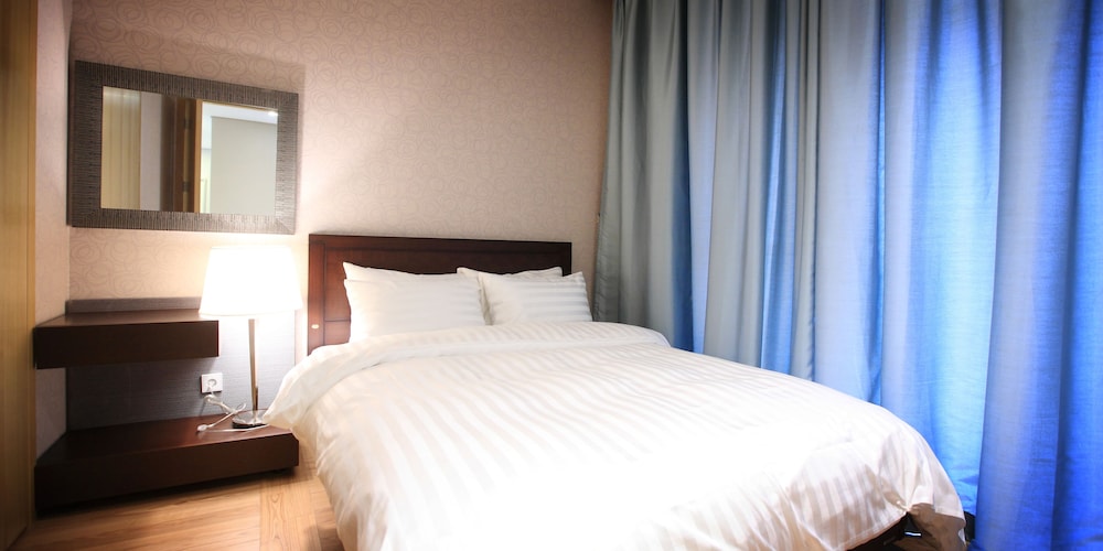 Gold Suite (Kitchen/Park View/Bed) photo 3