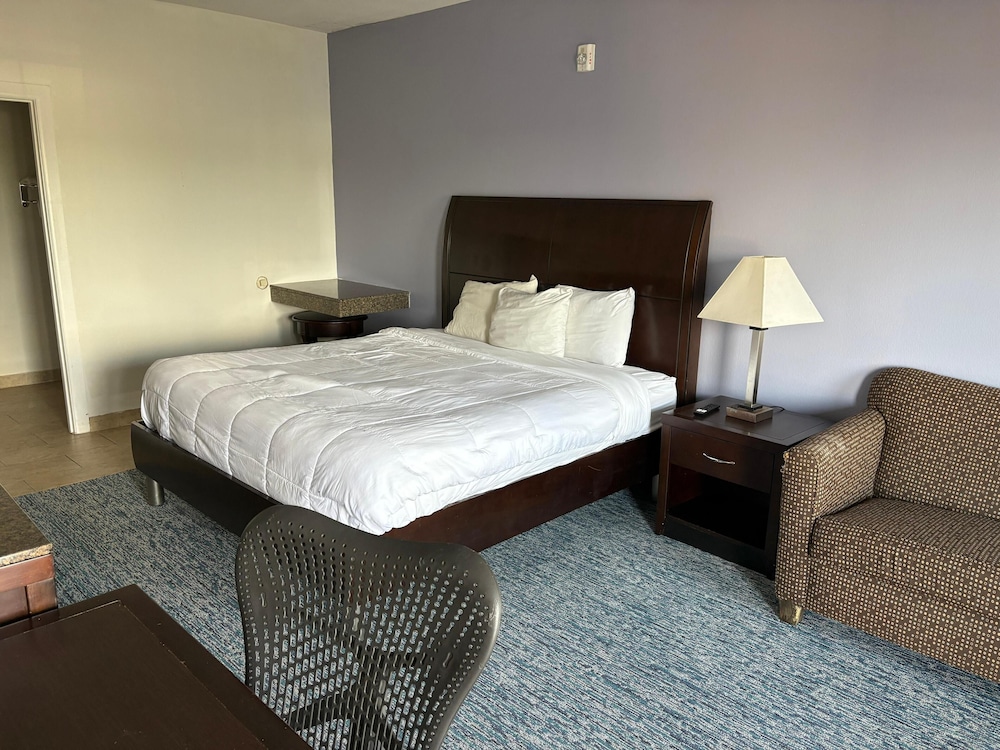 Room (King Bed with Kitchenette) photo 1