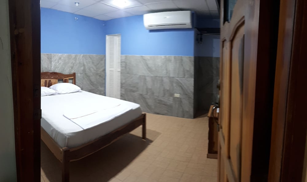 Standard Double Room Single Use, 1 King Bed, Smoking, Pool View photo 2