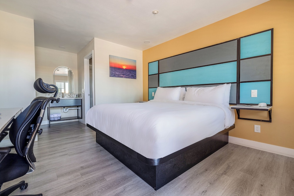 Room, 1 King Bed, Non Smoking - Photo 4