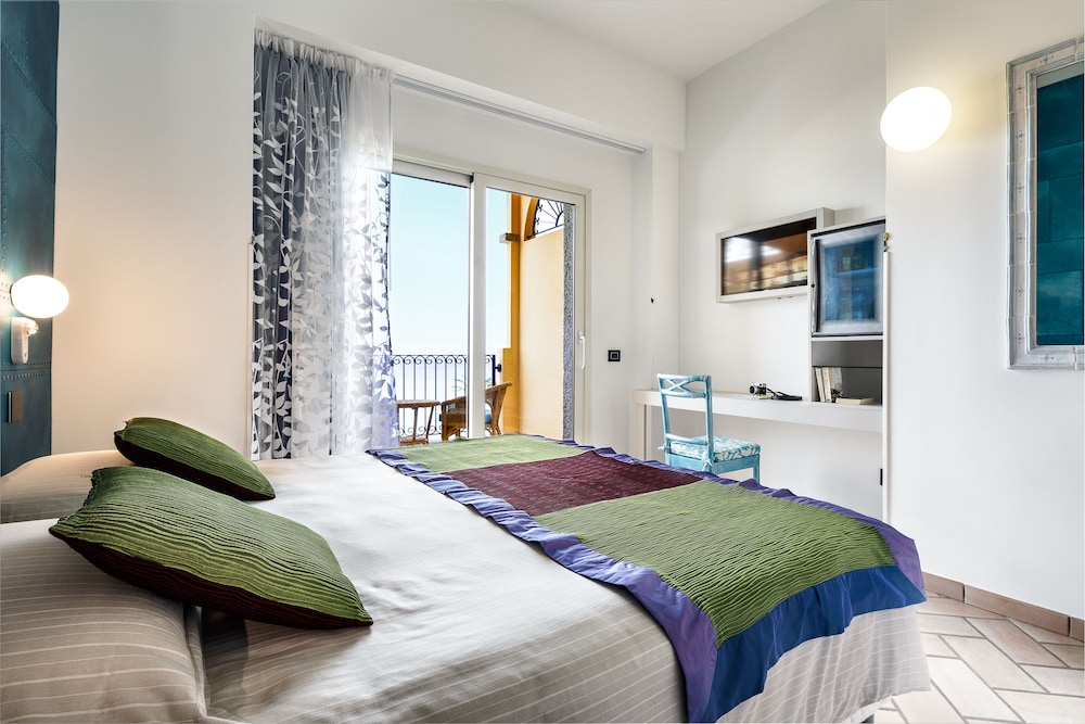 Deluxe Double or Twin Room, Sea View - Photo 1
