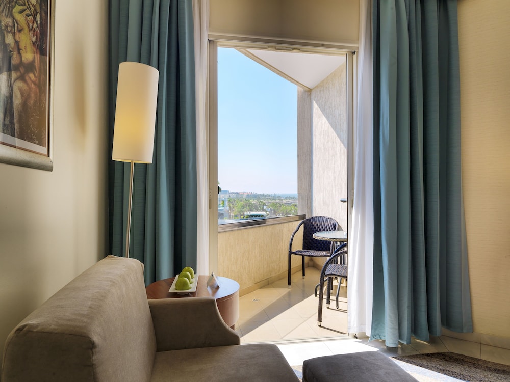 Deluxe Room, Partial Sea View - Photo 4