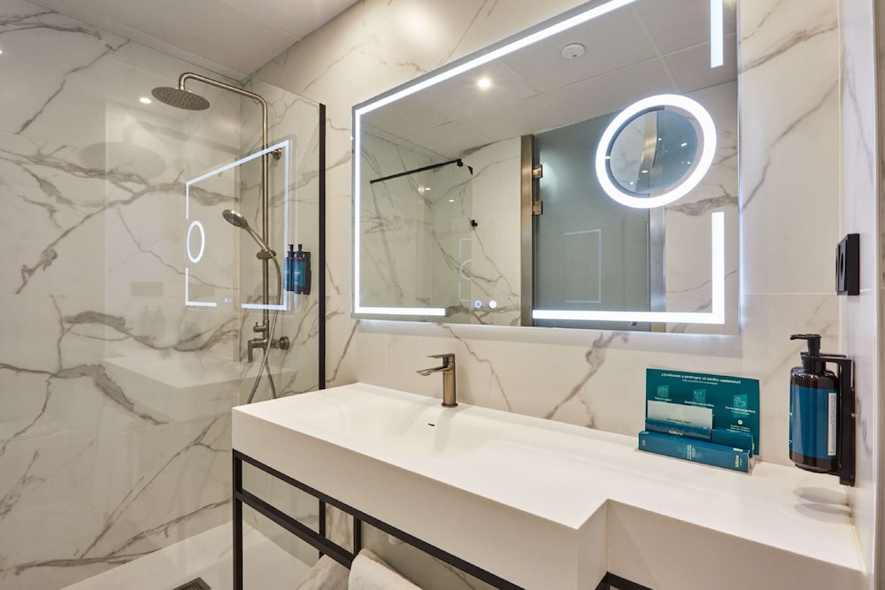 Superior Double Room Single Use thumbnail 6