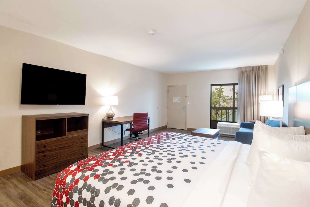 Standard Room, 1 King Bed with Sofa bed, Smoking - Photo 3