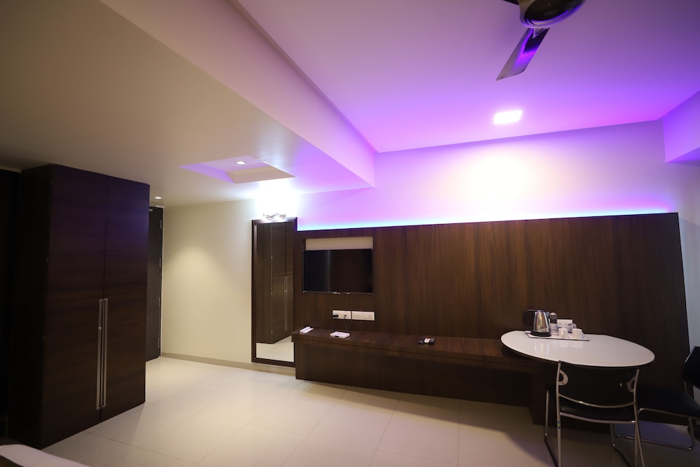 Suite Room - Photo 10
