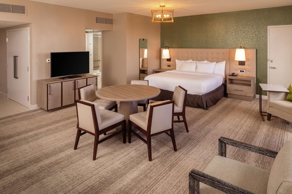 Suite, 1 King Bed, Balcony - Photo 2