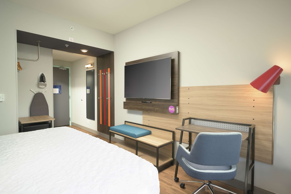 Room, 1 King Bed, Accessible (Roll-In Shower) - Photo 1