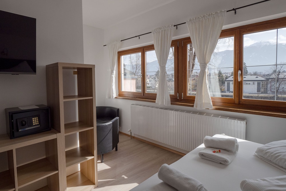 Suite, Ensuite photo 3