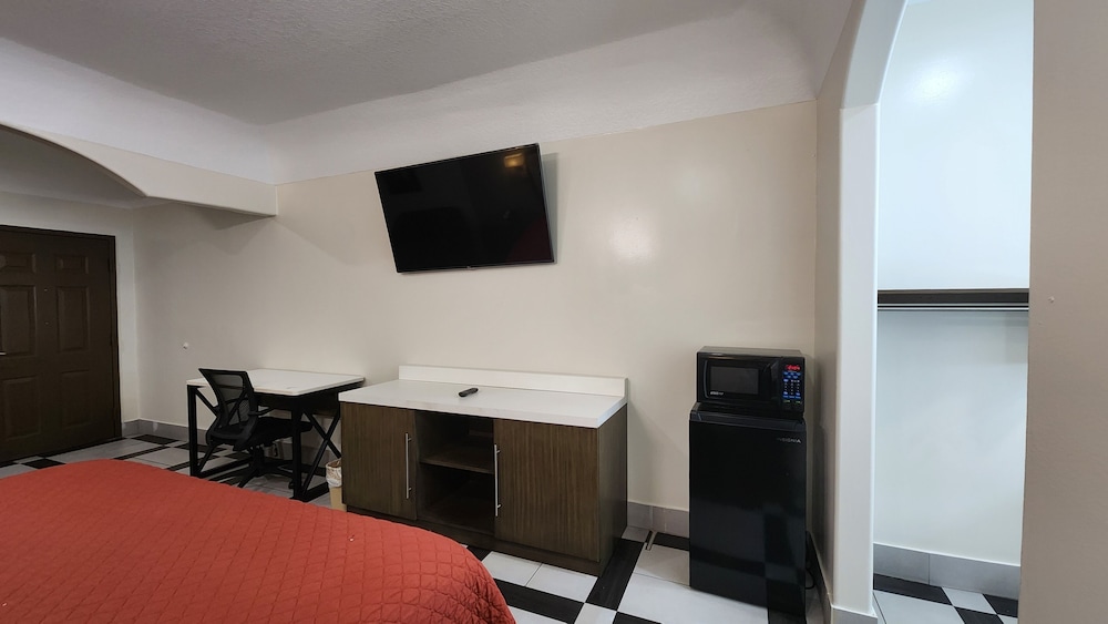 Deluxe Room, 1 King Bed, Non Smoking, Refrigerator & Microwave - Photo 7