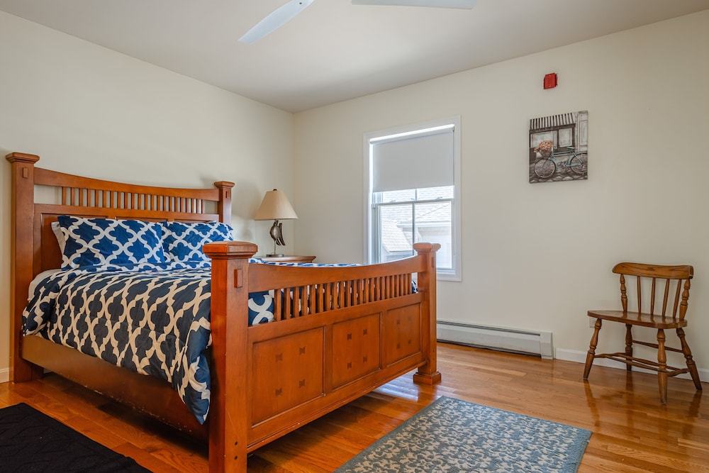 Room 3: Queen bed, queen pullout, private bath photo 2