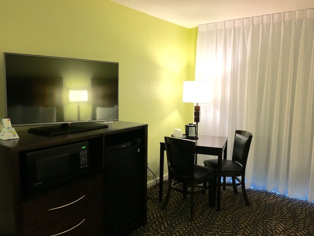 Standard Double Room, 2 Queen Beds, Balcony, Bay View photo 2