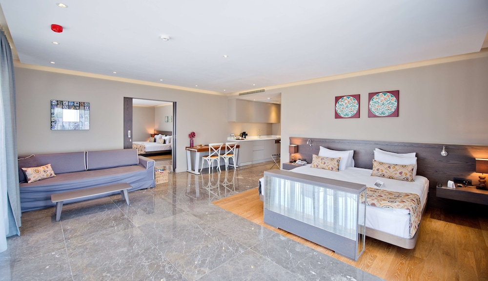 Family Suite, Multiple Beds, Non Smoking, Connecting Rooms - Photo 1