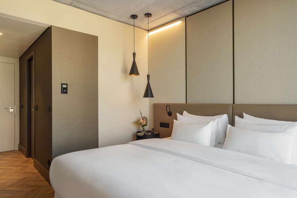Junior Suite (Skyline View (Extra Bed 2 Ad + 1 Ch))