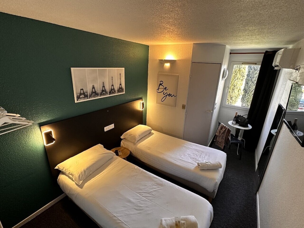 Standard Twin Room - Photo 1